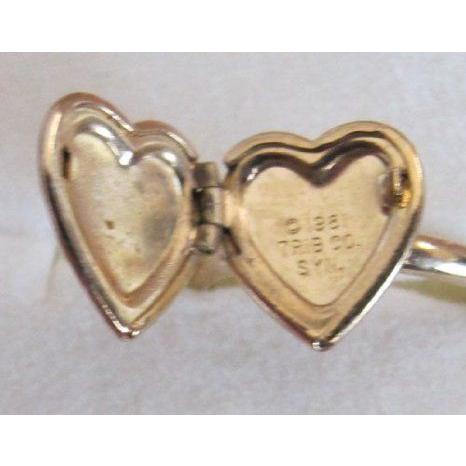 【税込?送料無料】 Little Orphan ANNIE HEART Shape LOCKET RING Gold Tone Metal ADJUSTABLE LOCKET RING (1982 Columbia/