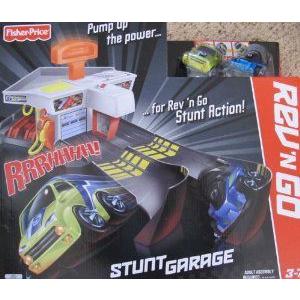 Fisher Price REV 'N GO STUNT GARAGE プレイセット w SOUNDS & 2 RACE CARS (2012) ミニカー ミニチュア