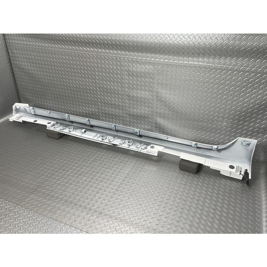 トヨタ 【新車外し】50系 プリウス 純正サイドステップ右 白/089 トヨタ 【新車外し】50系 プリウス 純正サイドステップ右 白/089