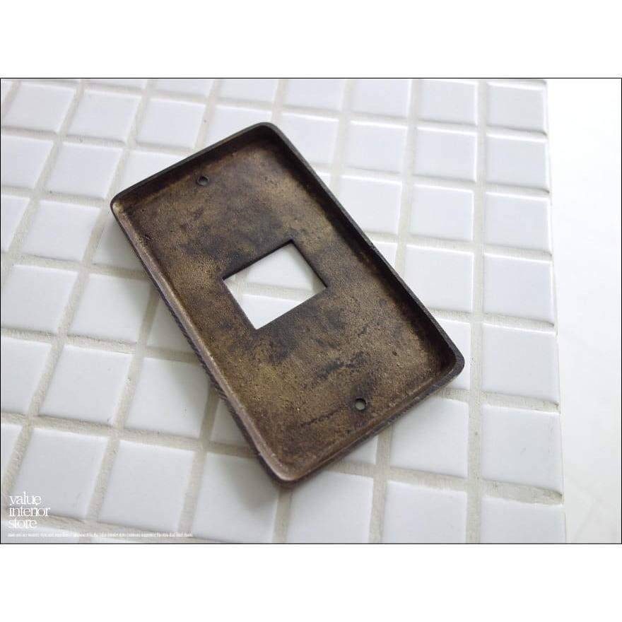 真鍮コンセントカバー1口用 スイッチカバー コンセントプレート スイッチプレート レトロ調 新品 アンティーク調 無垢の真鍮 |  | 02