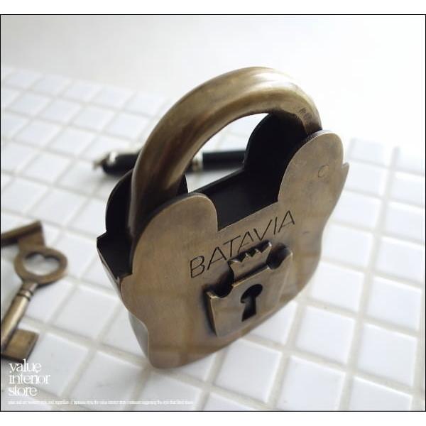 真鍮南京錠BATAVIA ブラスロック 鍵 錠前 カギ 大型 真鍮金物 エスニック 手作り インドネシア製 レトロ調 幅9cm × 長さ12.5cm(約) |  | 02