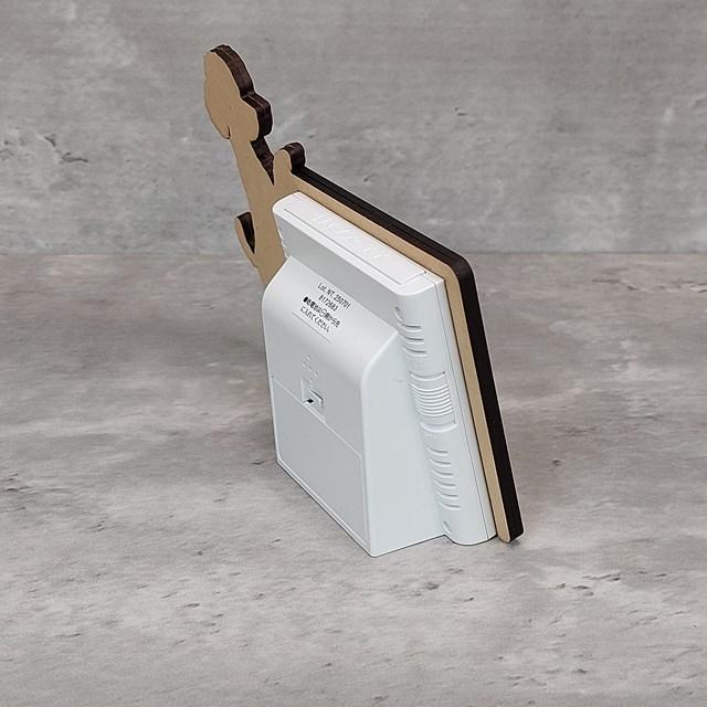 電波時計】ワンちゃんが寄り添う電波デジタル時計 ― シュナウザー