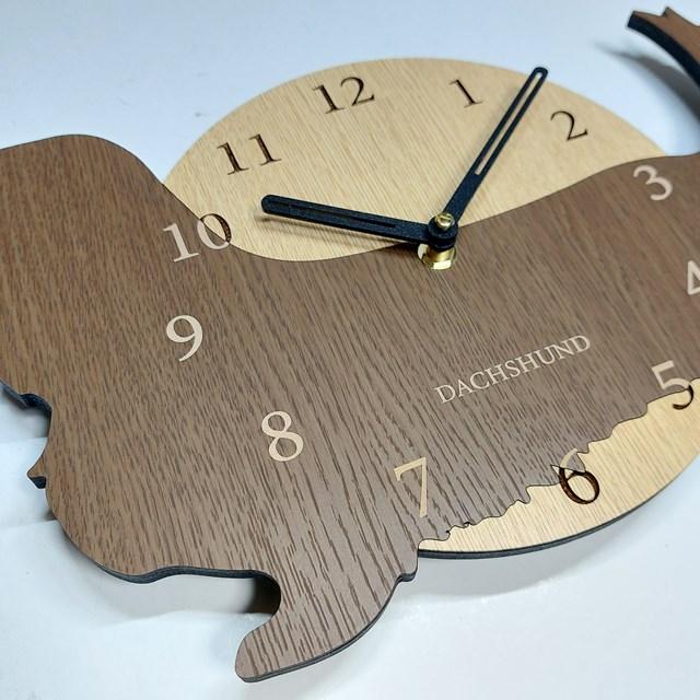 はみだしワンちゃん壁掛け時計 ダックスフンド 茶色 静音壁掛け時計