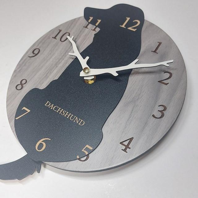 木とワンちゃん　はみ出しワンちゃん　壁掛け時計　2点セット Amazon.co.jp: はみだしワンちゃん 壁掛け時計 ダックスフンド茶色 犬