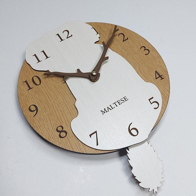 はみだしワンちゃん振り子壁掛け時計 マルチーズ おしゃれ 職人が作る