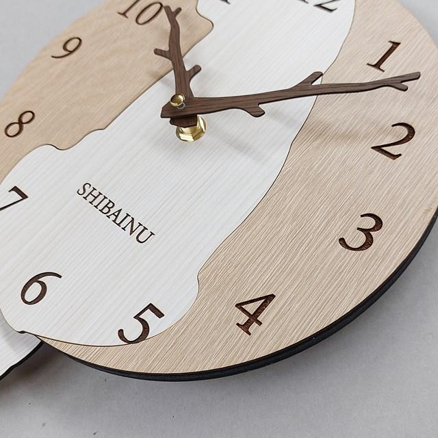 はみだしワンちゃん振り子壁掛け時計 柴犬 白 おしゃれ 職人が作る日本