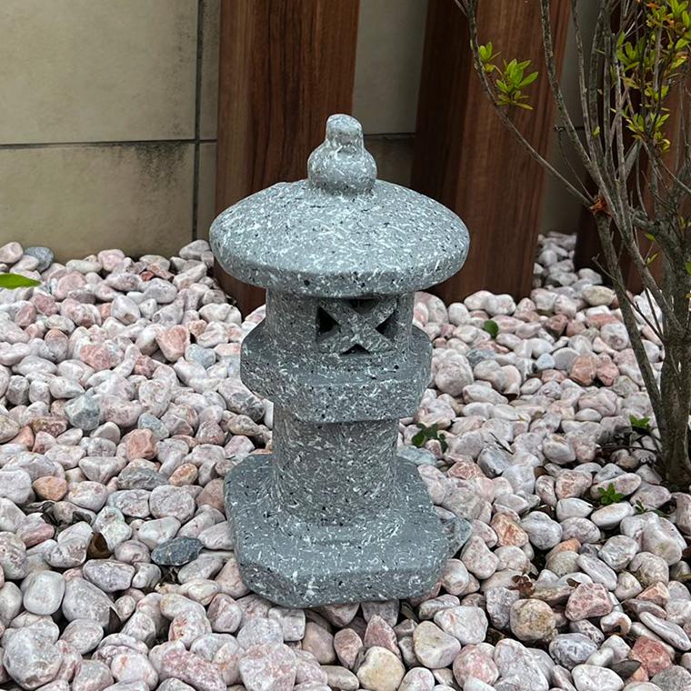 DENKO HOME（電光ホーム） 灯篭 石灯篭 光る ソーラー 石 灯篭 とうろう 和風 灯籠 高さ28cm 御影石 雪見灯篭 ガーデン ...