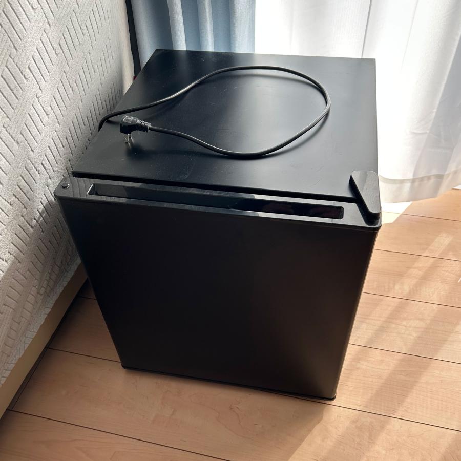 中古美品　　abitelax 冷蔵庫 AR-452(W)(K)　（45L・幅44.4cm・右開き・1ドア） | 