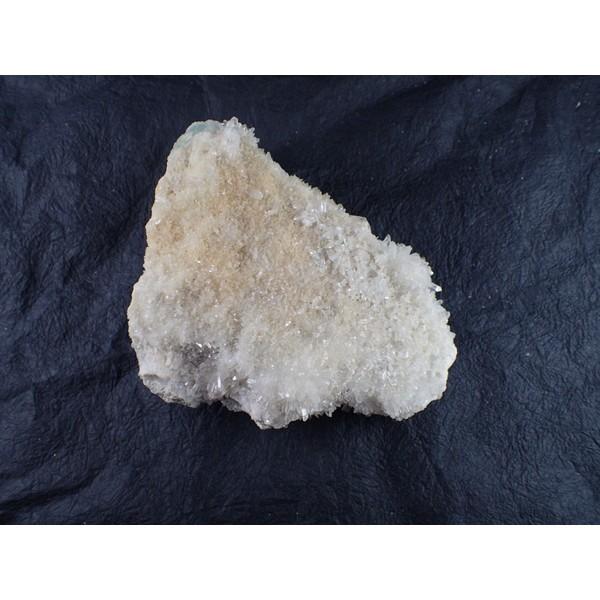 水晶　福島県南会津郡南会津町蛍鉱山産　寸法　：　１２１．９X９７．６X４９．７ｍｍ/６８９ｇ　フローライトの共生鉱