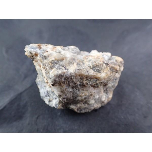 フェナカイト(Phenakite)原石 Wheeler, Peak, White Pine Co, Nevada, USA 産　寸法　：　４１．９X３２．５X２８．１ｍｍ/３８ｇ