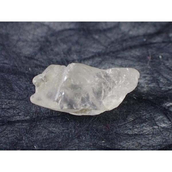 フェナカイト原石　ロシア産　寸法　：　13.2X5.9X4.6mm/2.65cts　Heaven&Earth社証明書付