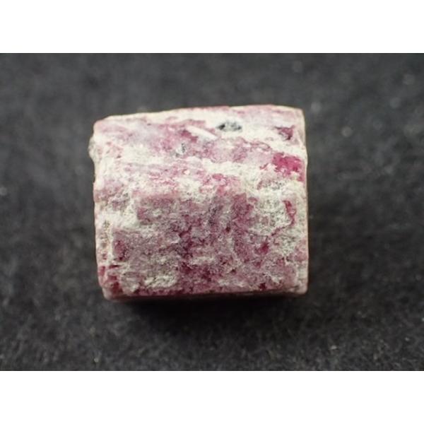 最高品質レッドベリル(Red Beryl)原石 Wah Wah Mnts, Beaver Co., Utah, USA 産　寸法　：　15.0X14.4X12.1mm/4.5g　コレクションケース付