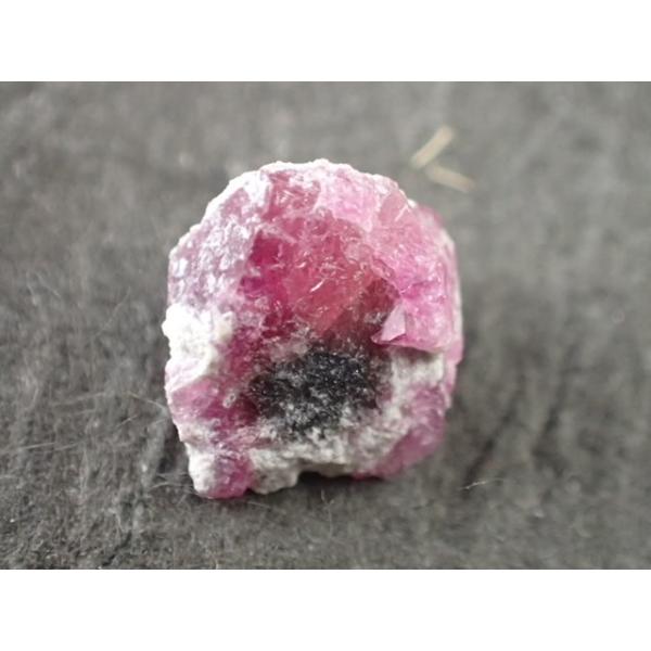 最高品質レッドベリル(Red Beryl)原石 Wah Wah Mnts, Beaver Co., Utah, USA 産　寸法　：　9.1X7.7X5.3mm/1.90ct　コレクションケース付