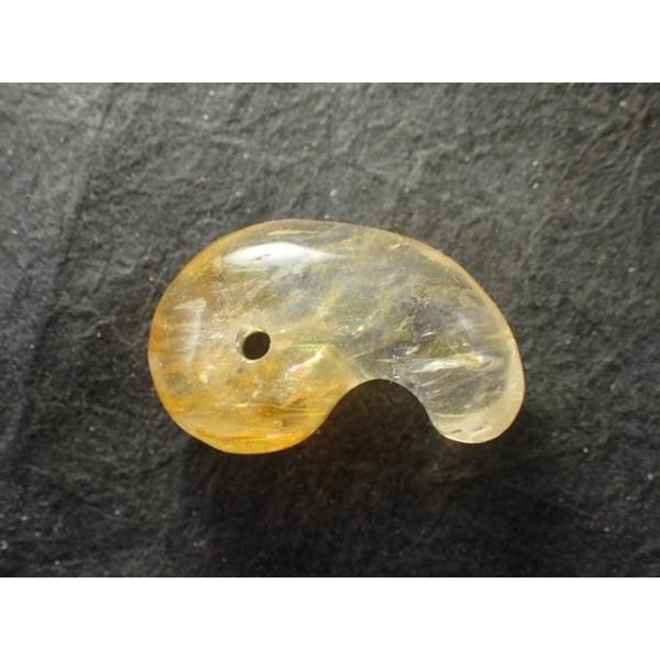 最高品質ゴールデンベリル（レインボー入）　勾玉　ブラジル 産　寸法　：　28.1X17.2X11.7mm/8.0g ルースケース付