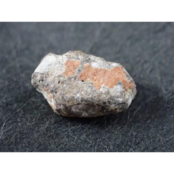 月から飛来してきた隕石(Lunar Meteorite)　発見地　：　北西アフリカ　寸法　：　7.2X4.3X3.7mm/0.2g　コレクションケース付 （裏面鑑別書有）