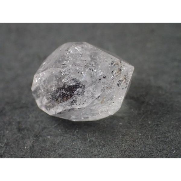 最高品質石油入り水晶(Oil lnclusion Quartz) Balochistan, Pakistan 産　寸法　：　17.9X13.9X10.7mm/2.7g