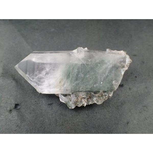 最高品質マニハール水晶ポイント（Quartz) インド・マニハール 産　寸法　：　85.8X46.5X31.3mm/90.5g