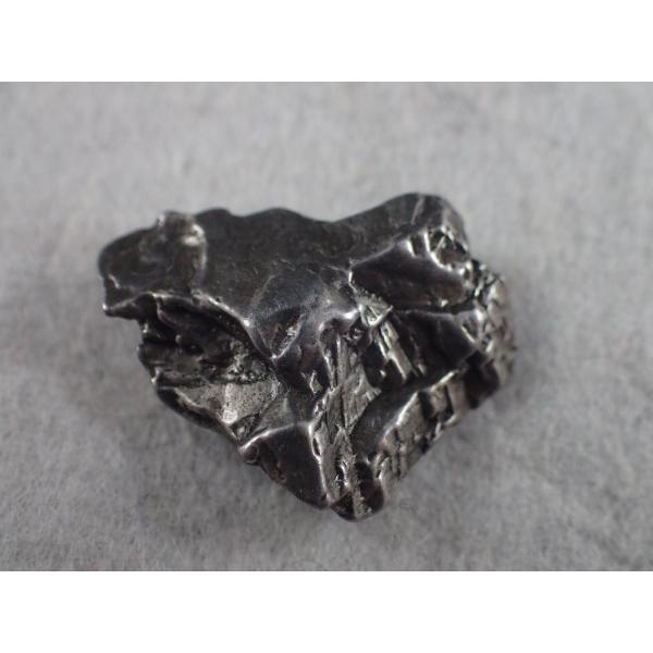 最高品質カンポ・デル・シエロ隕石（Campo del Cielo Meteorite)　落下地　：　Fall region, Chaco Argentina  寸法　：　15.4X12.1X4.5mm/1.9g｜vecsutoneclub｜03