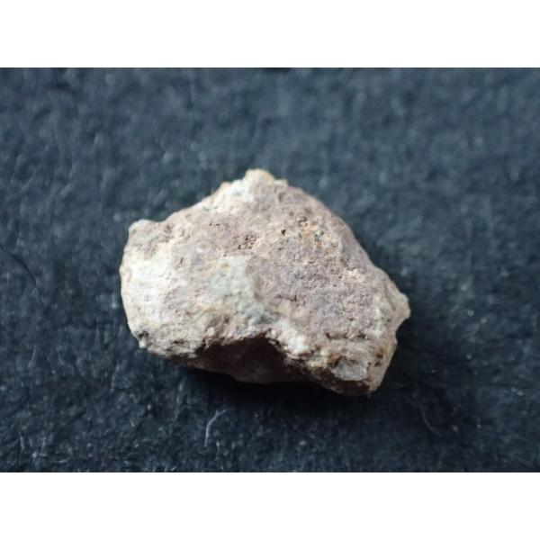 最高品質月から飛来した隕石(Lunar Meteorite Bechar 003)　落下地　：　サハラ砂漠　寸法　：　8.8X6.3X3.8mm/1.05ct　コレクションケース付｜vecsutoneclub｜02