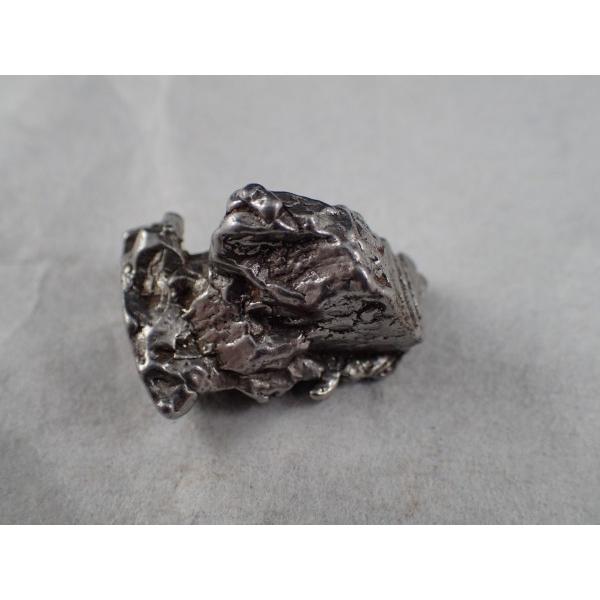 最高品質カンポ・デル・シエロ隕石（Campo del Cielo Meteorite)　落下地　：　Fall region, Chaco Argentina  寸法　：　29.6X20.6X20.2mm/25.5g｜vecsutoneclub｜03