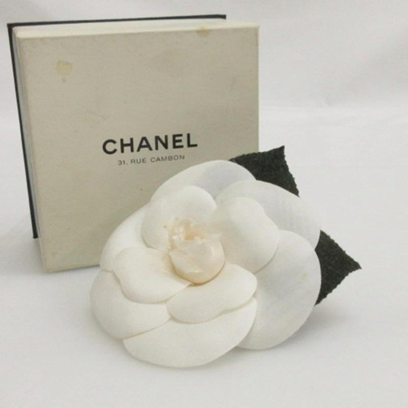 シャネル  ブローチ ホワイト  CHANEL カメリア CHANEL（シャネル） カメリア ブローチ アクセサリー その他 ホワイト
