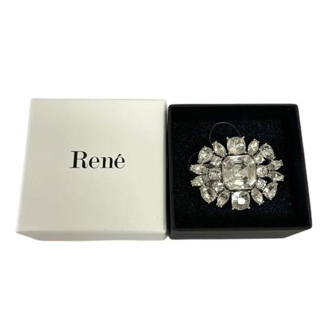 l*n様 Rene ルネ ブローチ レディース シルバー Rene（ルネ） ブローチ アクセサリー クリスタル ロゴ シルバー