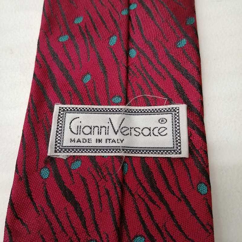 美品ジャンニヴェルサーチネクタイ白黒・赤総柄古着コーデ