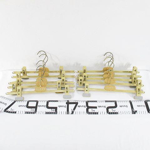 GUCCI - グッチ GUCCI パンツハンガー10本セット ベージュ系 ロゴ 文字 小物 GUCCI グッチ パンツハンガー10本セット ベージュ系 ロゴ 文字