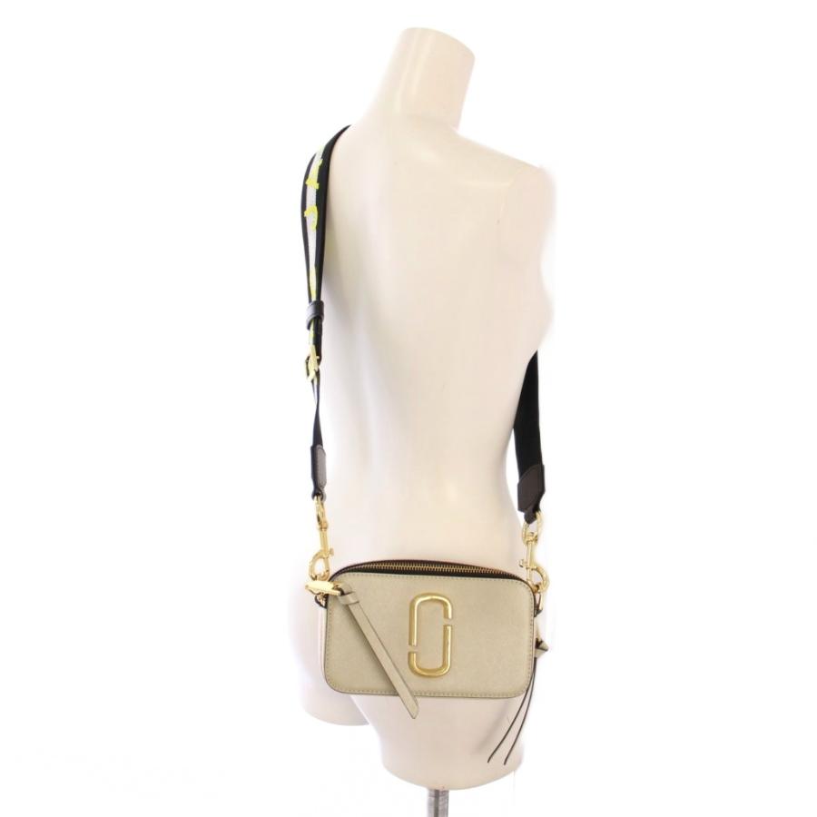 MARC JACOBS グレー ショルダーバッグ スナップショット MARC JACOBS（マークジェイコブス）の「THE SNAPSHOT CROC EMBOSSED/ザ