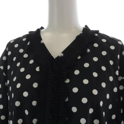 ユナイテッドアローズ タック フリルVネック ハーフスリーブ ブラウス タックフリルで顔周りを華やかに彩る、大人の甘めブラウス。 襟ぐり