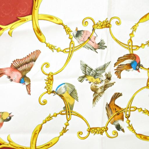 【中古】エルメス HERMES 美品 カレ90 LA CLE des CHAPS 自由の天地への鍵 スカーフ シルク 鳥 バード 総柄 白 赤 HERMES（エルメス） 美品 カレ90 LA CLE des CHAPS 自由の天地への鍵