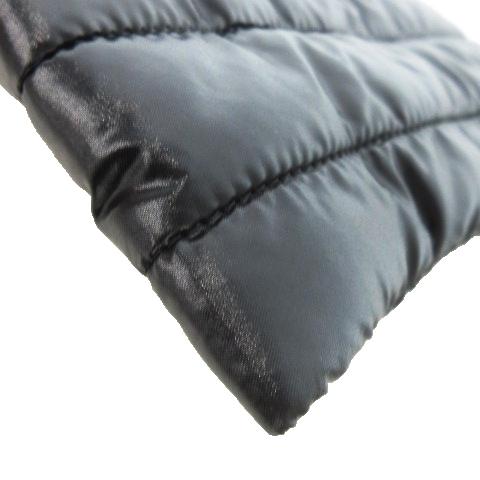 【ほぼ新品、すぐ配送】Moncler ナイロン巾着ポーチ 黒 MONCLER（モンクレール） ポーチ 巾着 ナイロン 中綿 ロゴ 黒 ブラック