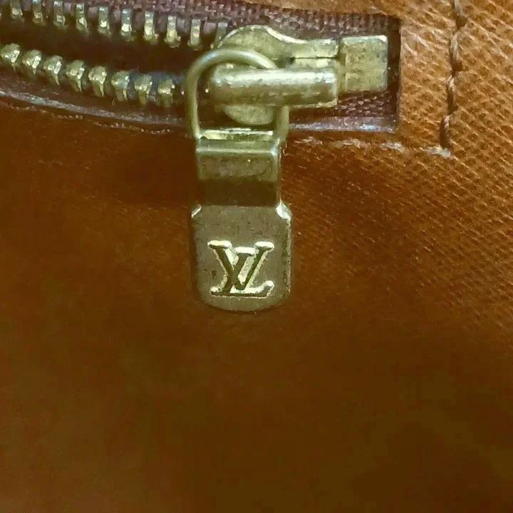 LOUIS VUITTON（ルイ・ヴィトン） ポルト ドキュマン ヴォワヤージュ