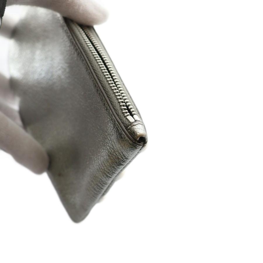 【中古】ミュウミュウ miumiu パールビジュー装飾フラットポーチ 銀色 シルバーカラー /SS ■OS レディース miu miu（ミュウミュウ） パールビジュー装飾フラットポーチ 銀色