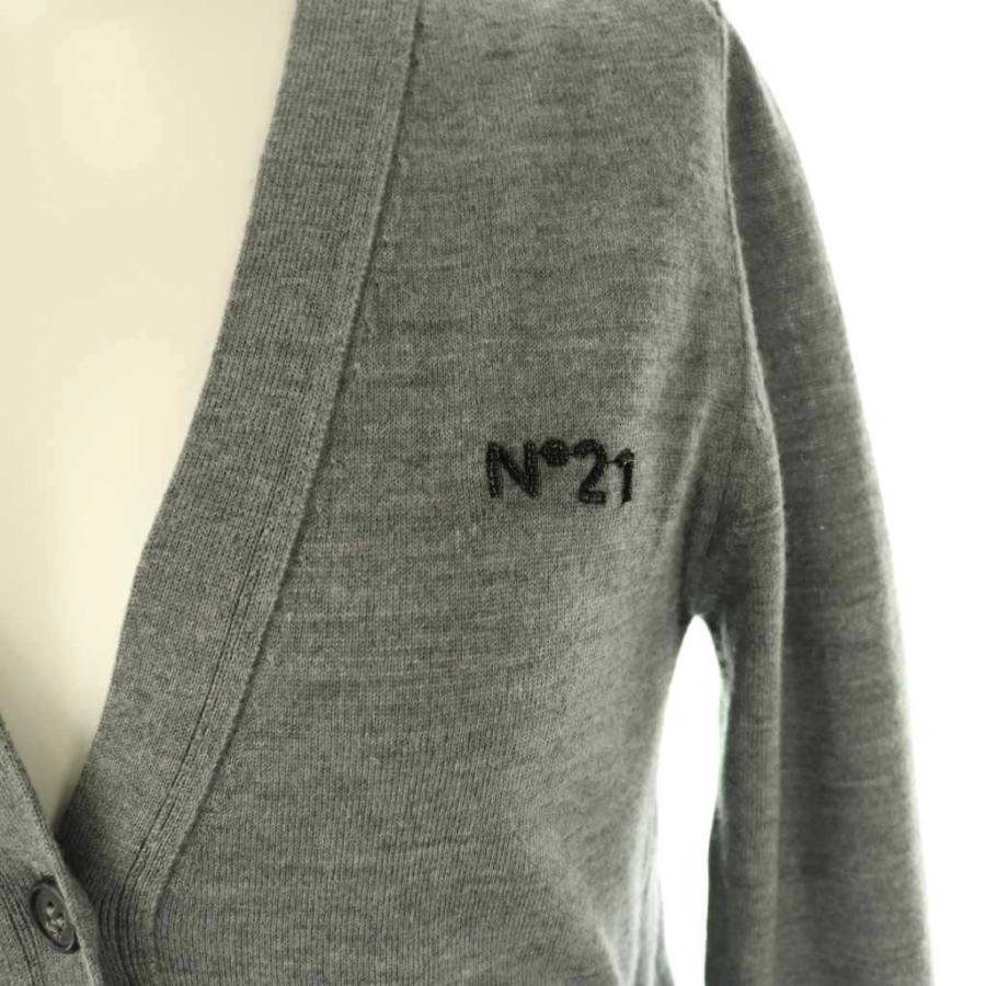 ヌメロヴェントゥーノ N°21 24年 ビーズロゴ ウールVネック  