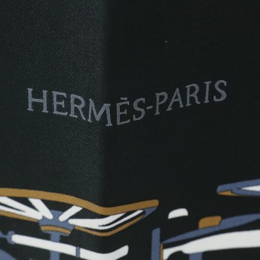 【中古】エルメス HERMES 24AW スカーフ カレ 90 コンプリケーション・エケストル Complication ダークグリーン HERMES（エルメス） HERMES 24AW スカーフ カレ 90 コンプリケーション
