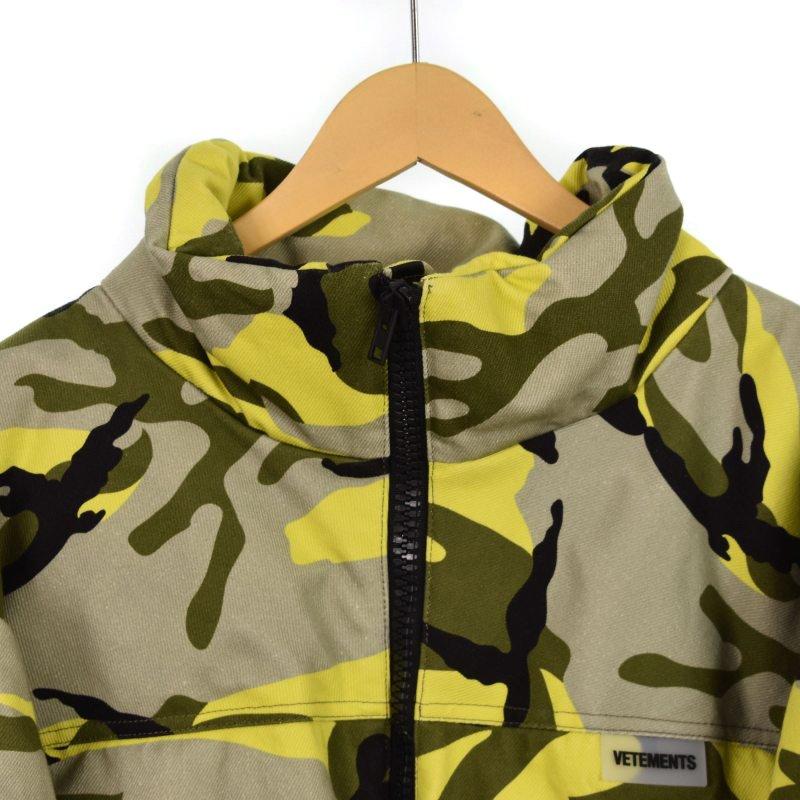 ヴェトモン ラインストーンロゴ刺繍ダウンジャケット ヴェトモン ラインストーンロゴ刺繍ダウンジャケット - メルカリ