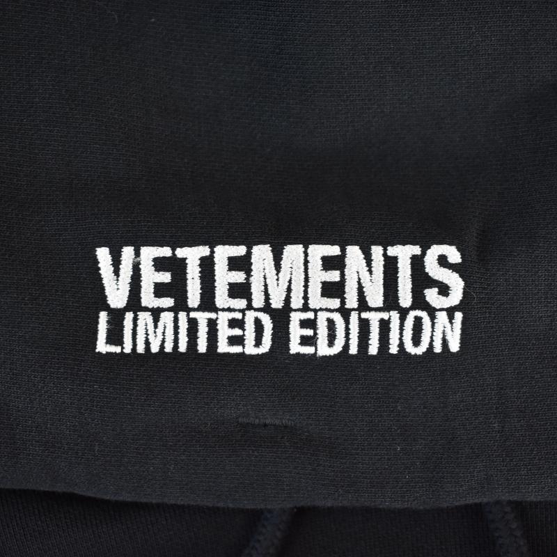【中古】ヴェトモン 24SS エンブロイダリーロゴ オーバーサイズド プルオーバー パーカー フーディー M 黒 UE64HD300B ヴェトモン VETEMENT 24SS Embroidered Logo Hoodie エンブロイダリー