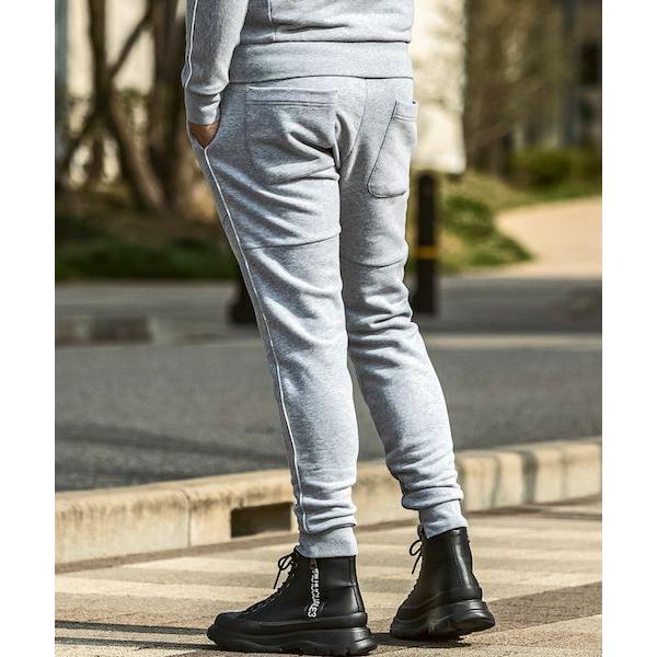 1PIU1UGUALE3 RELAX パイピングロゴワイドスピンドルジョガーパンツ