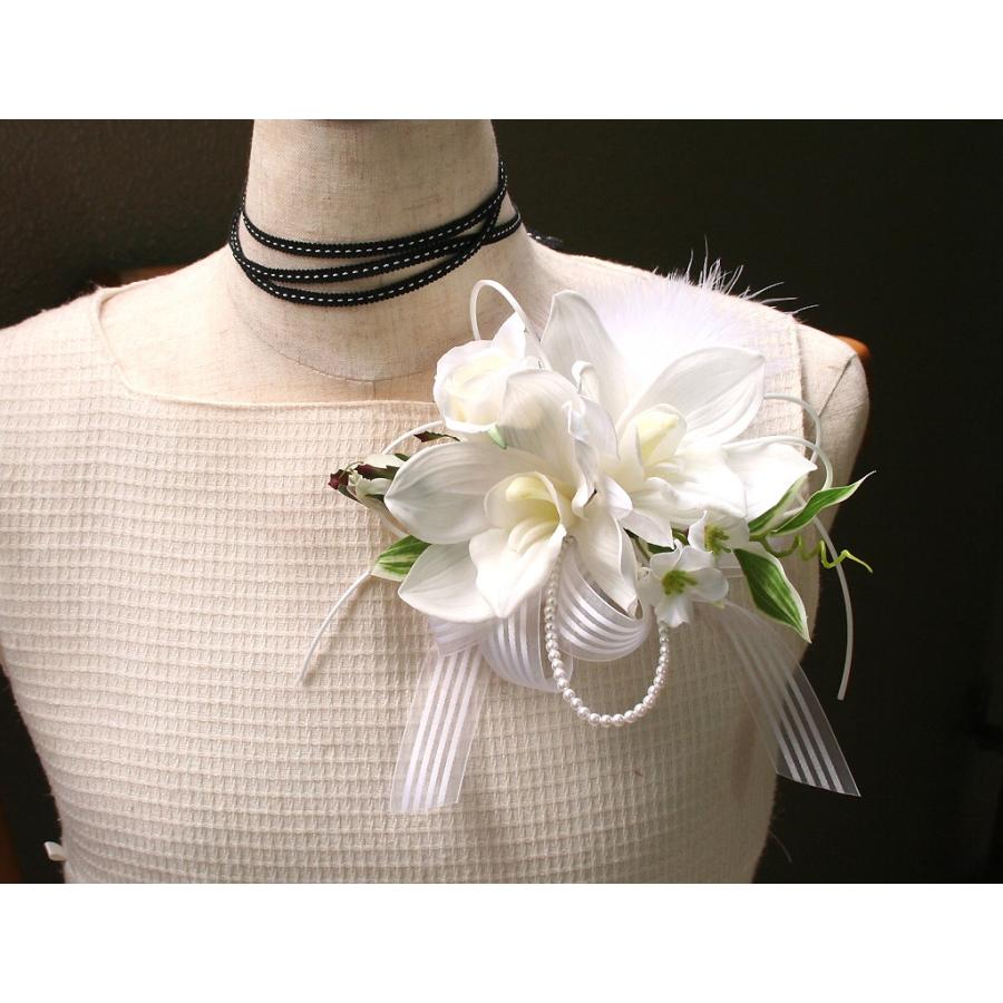 白色のシンビジウムのコサージュ |  | 01