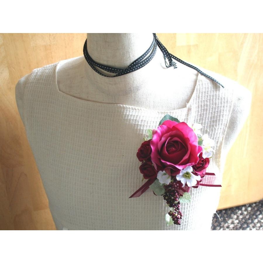 赤ワイン色のバラのコサージュ |  | 01