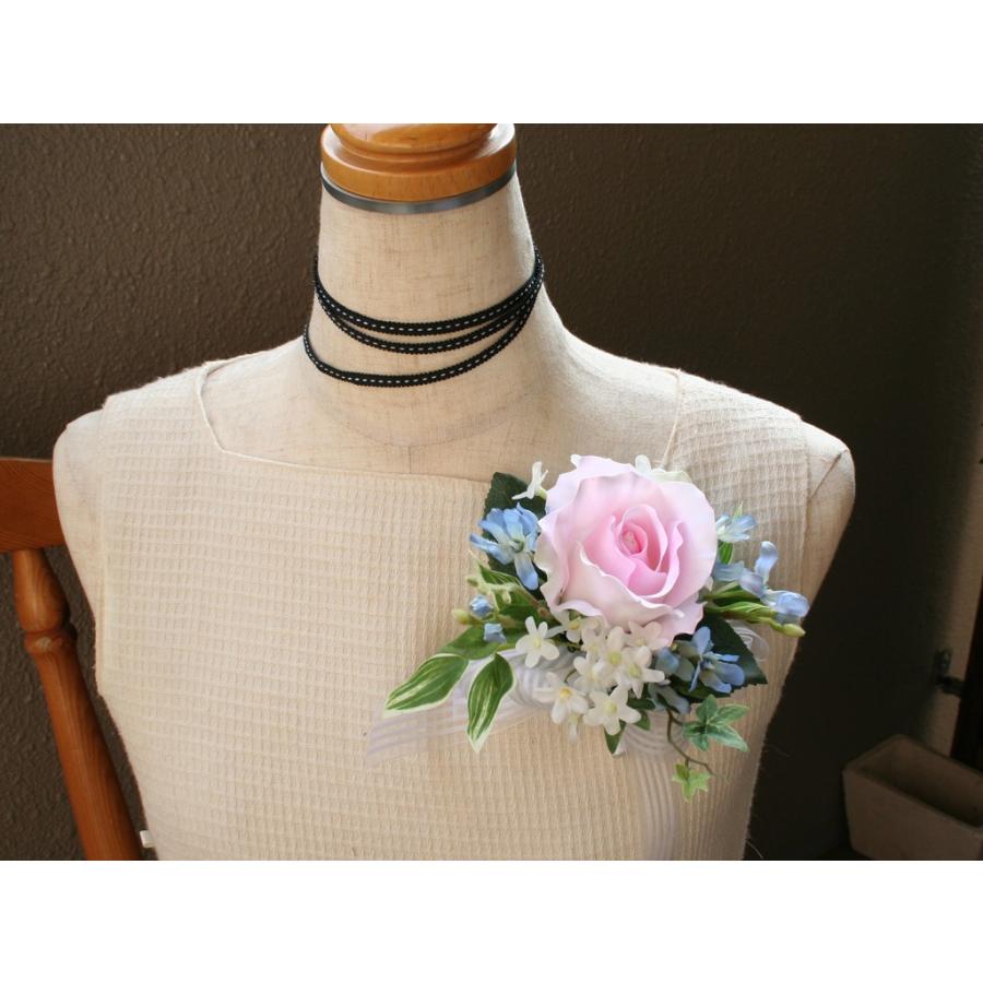 ソフトピンクのバラのコサージュ |  | 01