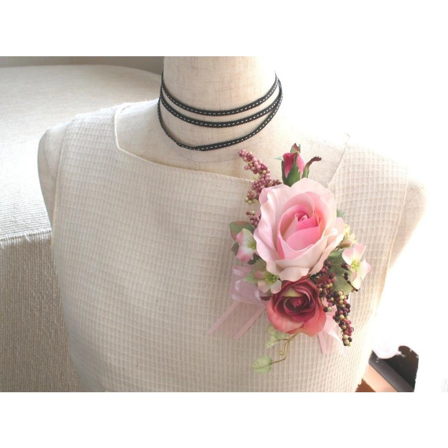 ピンクの流れるようなラインのバラのコサージュ |  | 01