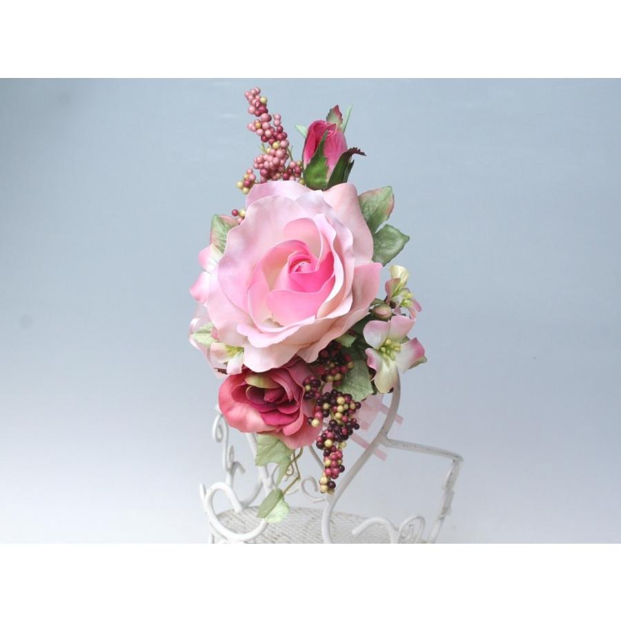 ピンクの流れるようなラインのバラのコサージュ |  | 02