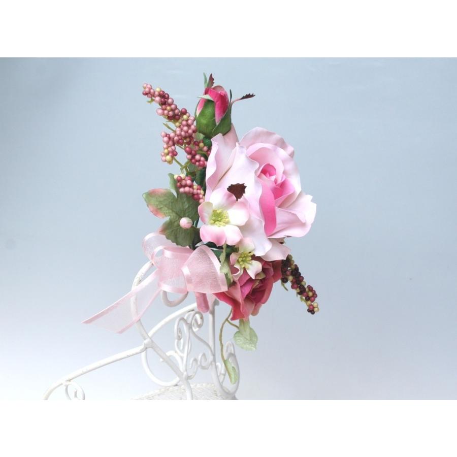 ピンクの流れるようなラインのバラのコサージュ |  | 03