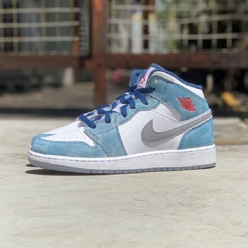 GS エアジョーダン1 ミッド ホワイト ユニバーシティーブルー Nike GS Air Jordan Mid White University Blue 正規品 全国送料無料 :DR6235-401:Victoria SNKRS 通販 エアジョーダン AIR JORDAN 白色 ホワイト 銀色 スチール 灰色 グレー エアジョーダン