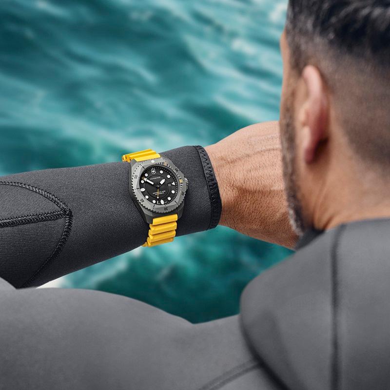 オリジナルCAPプレゼント ビクトリノックス 腕時計 メンズ 防水 VICTORINOX 公式 DIVE PRO ダイブプロ クォーツ チタン ラバー イエロー 正規品 5年保証 時計の画像