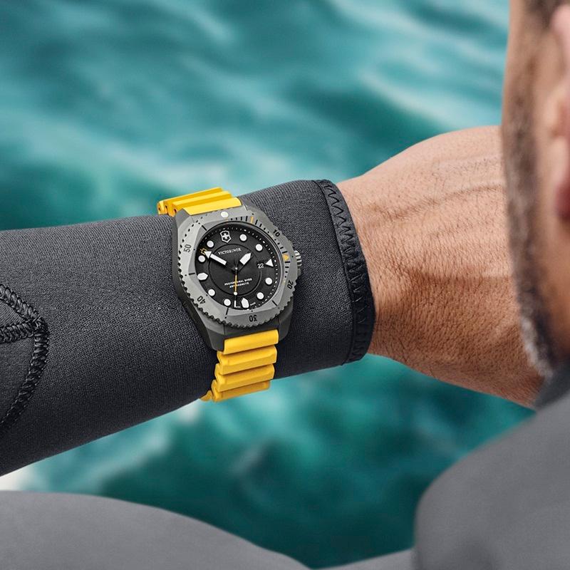 オリジナルCAPプレゼント ビクトリノックス 腕時計 メンズ 防水 VICTORINOX 公式 DIVE PRO ダイブプロ クォーツ チタン ラバー イエロー 正規品 5年保証 時計の画像