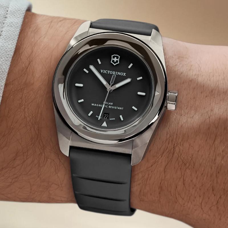 オリジナルCAPプレゼント ビクトリノックス VICTORINOX 公式 コンセプトワン ソーラー ブラック ラバー 正規品 5年保証 時計 腕時計 メンズ レディース 防水の画像