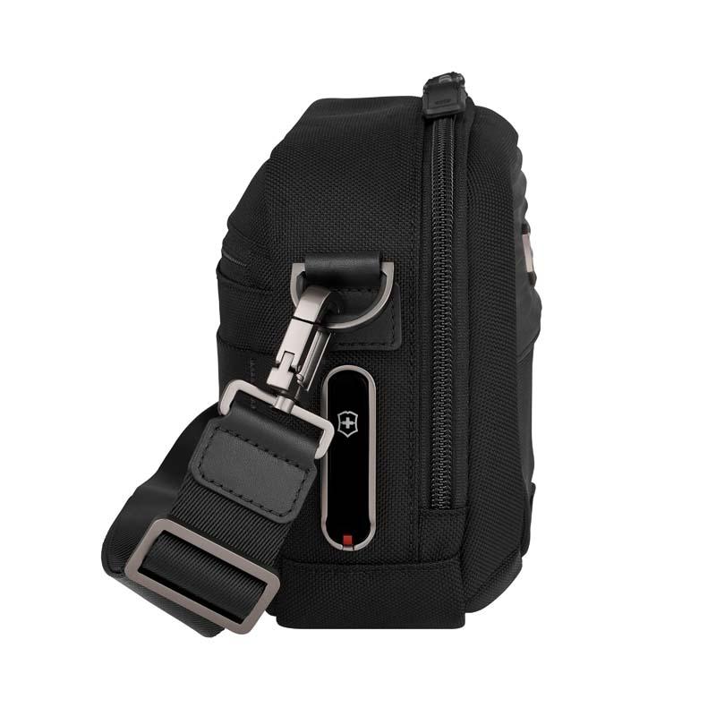 ビクトリノックス VICTORINOX 公式 ミシック コンパクトクロスボディバッグ ブラック 正規品 ショルダーバッグ 斜めがけバッグ メンズの画像